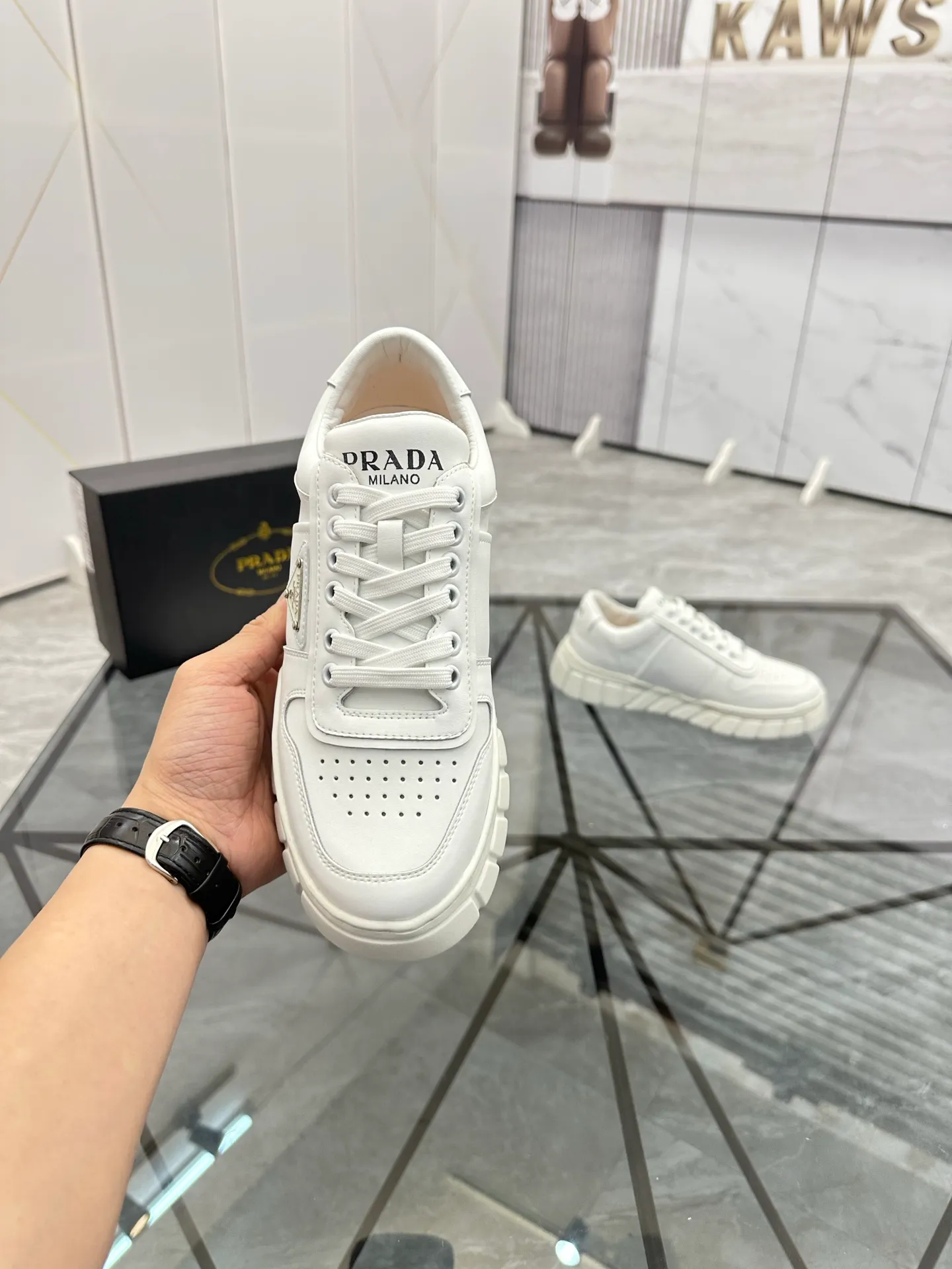 Men's shoes: 💰P420¥ Product trademark: Prada *"Prada*" low-top casual shoes Regular size: 38-44 (can be customized to 45) Product materials: imported cowhide upper, sheepskin lining, original outsole. Number: 020